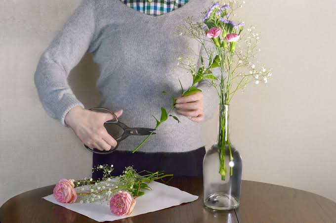 A Simple Way to Keep Cut Flowers Fresh Longer 🌸